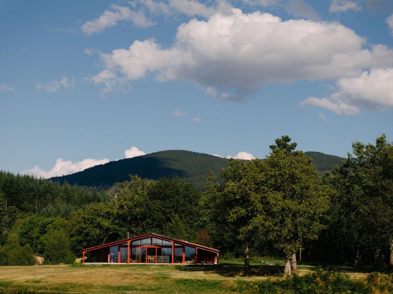 隐藏在葱郁壮丽环境中的红色宝石宁静的度假屋设计