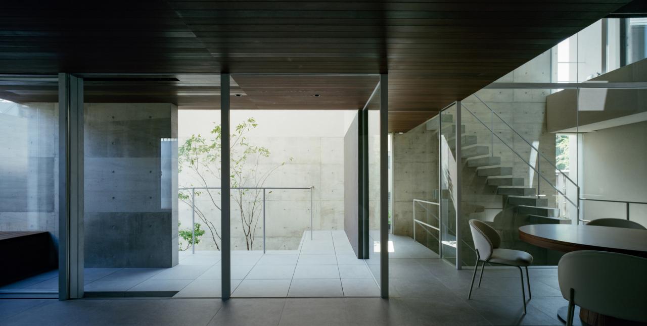 狭缝与开口间营造城市中静谧自然私密的住宅设计