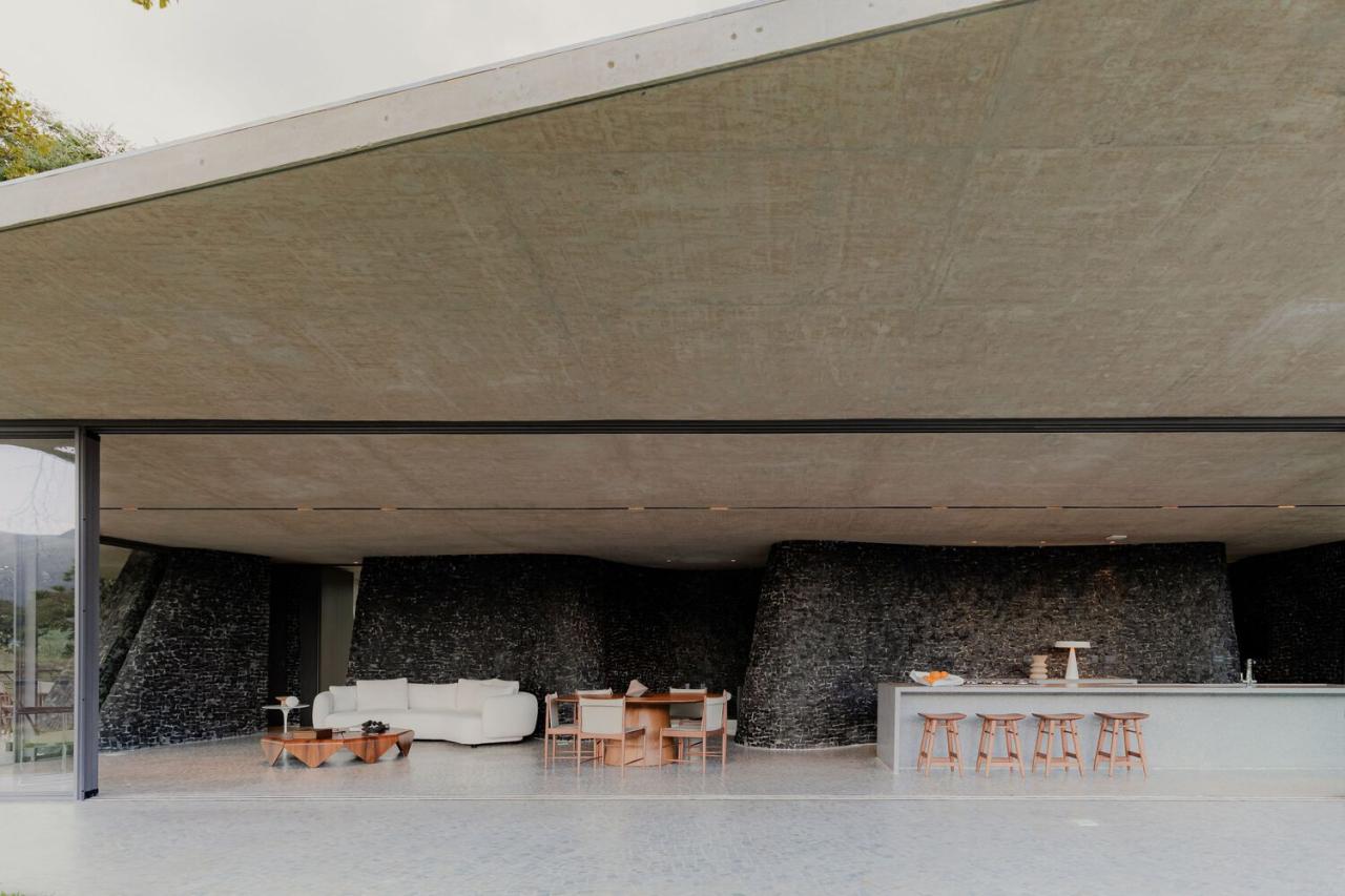 山脉与森林间的静谧自然与诗意的栖息度假别墅设计